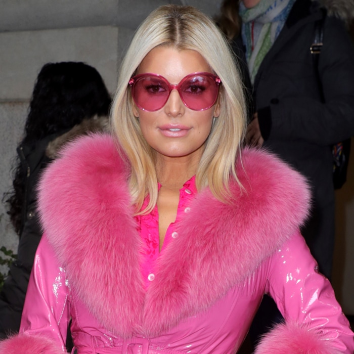 Jessica Simpson S Workout Selfie Will Have You Asking For Her Leg